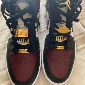Womens Air Jordan 1 Mid SE Gold Pendants Size 9.5